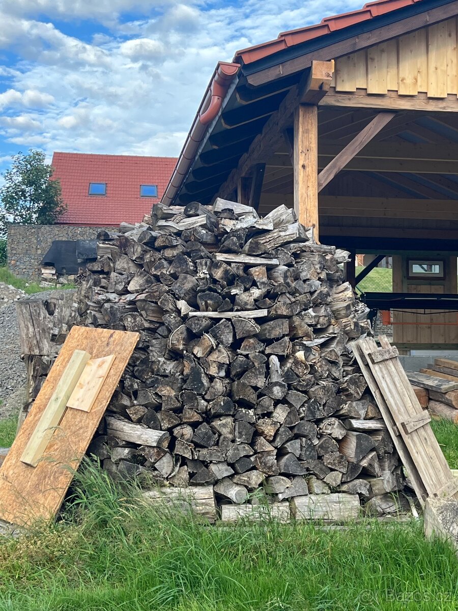 Štípané dřevo