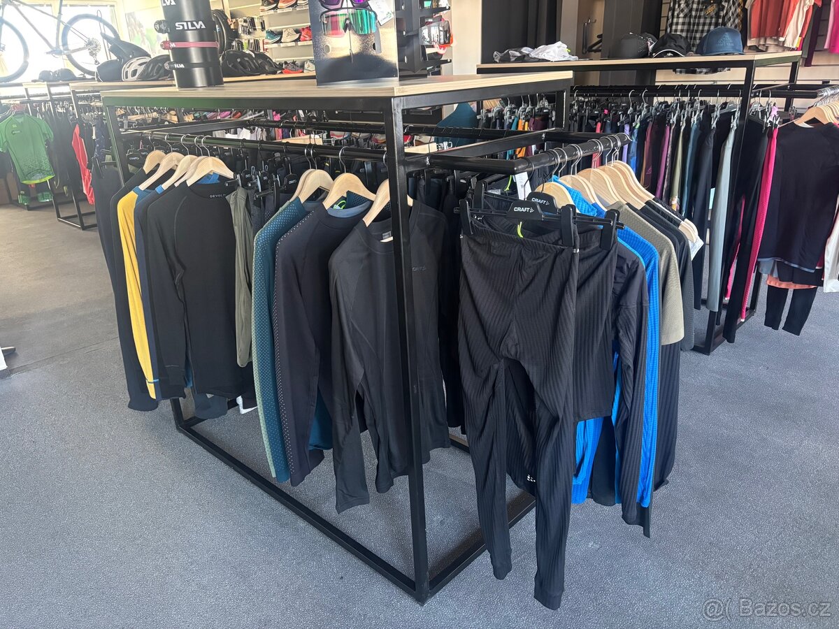 Regály, věšáky na oblečení