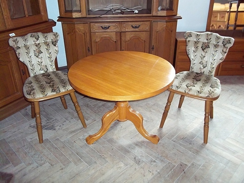 108 Rustikální stůl 2 židle frézování masivní provedení