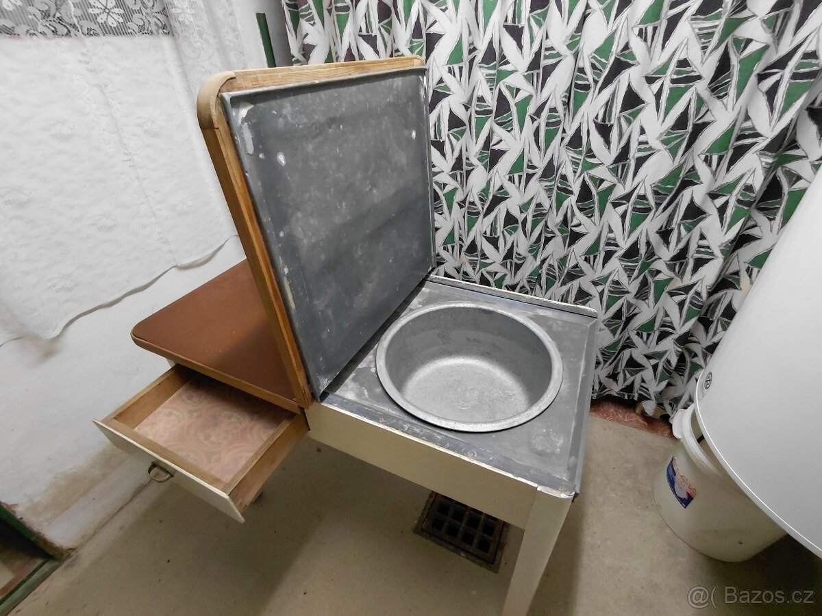 Mycí retro stůl na nádobí