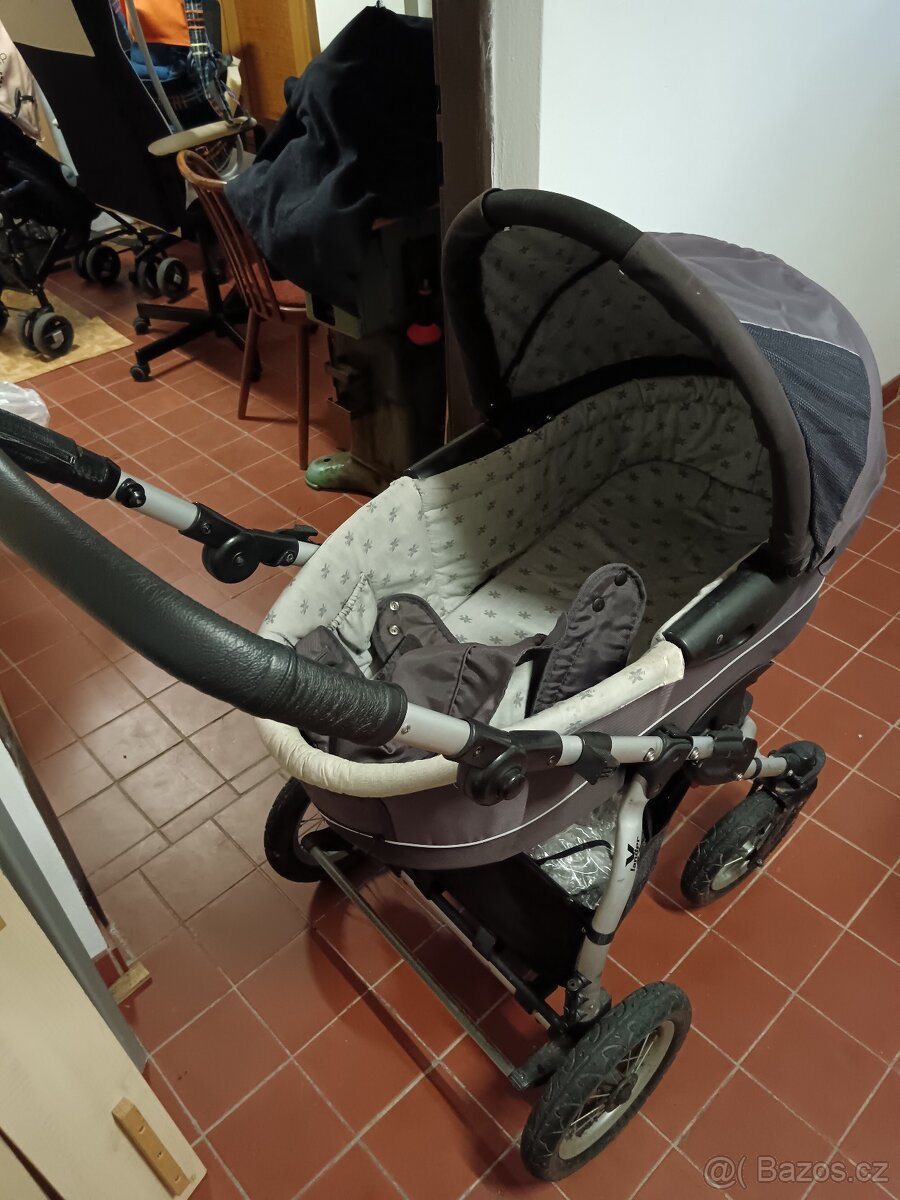 Zachovalý kočárek