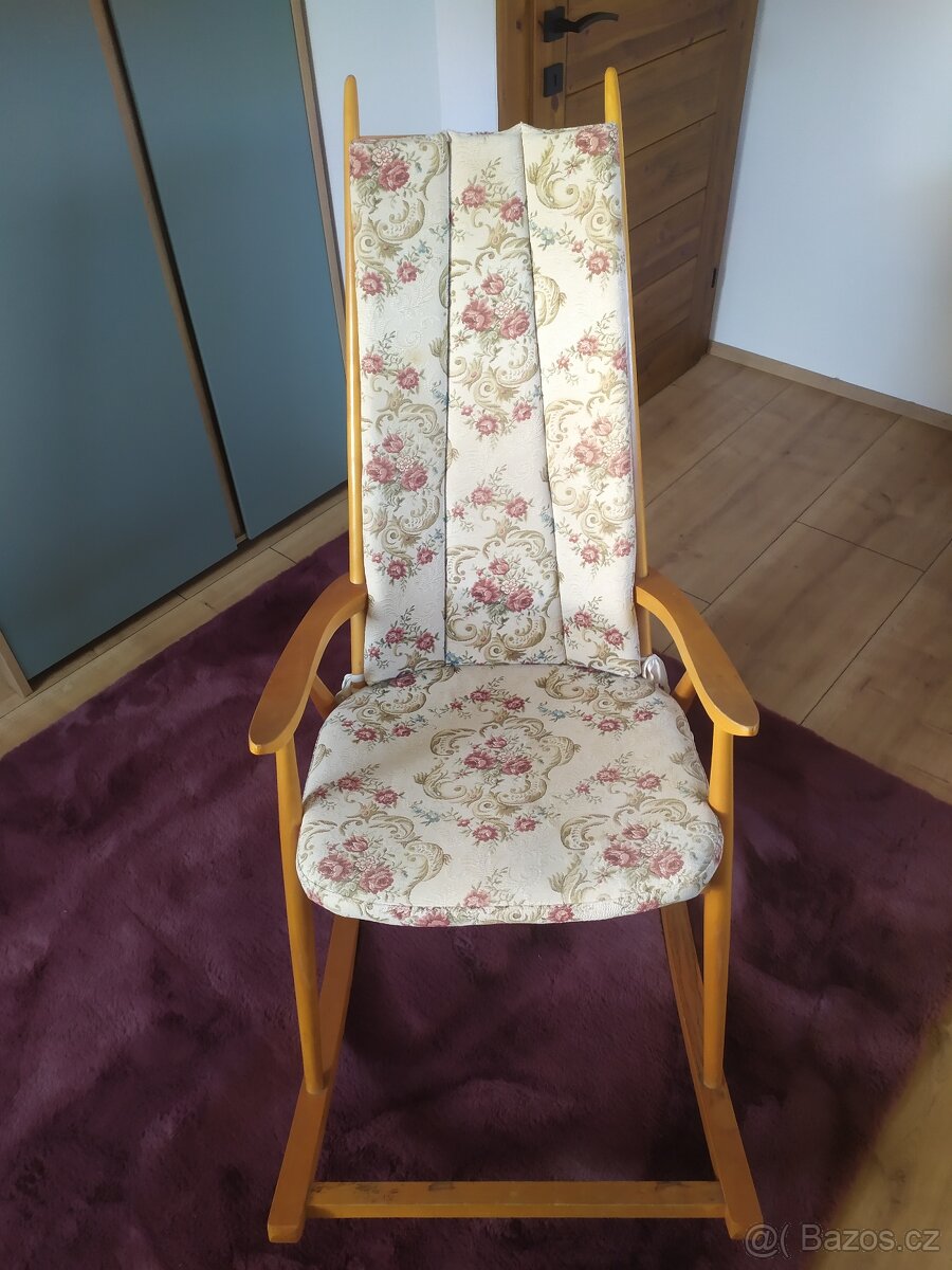 Dřevěné houpací křeslo z 60.let minulého století