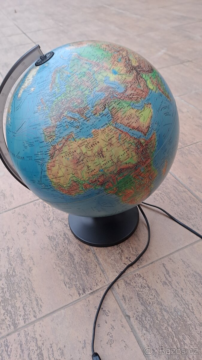 osvětlený globus