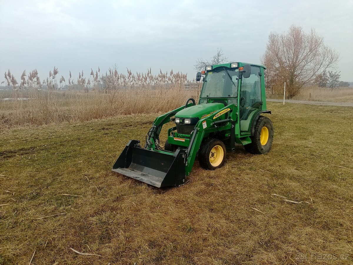 Jonh Deere 2720 s nakladačem