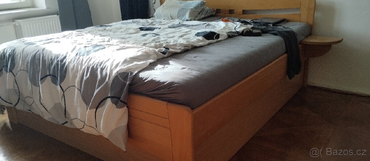 Obrovská postel s úložným prostorem z masivu