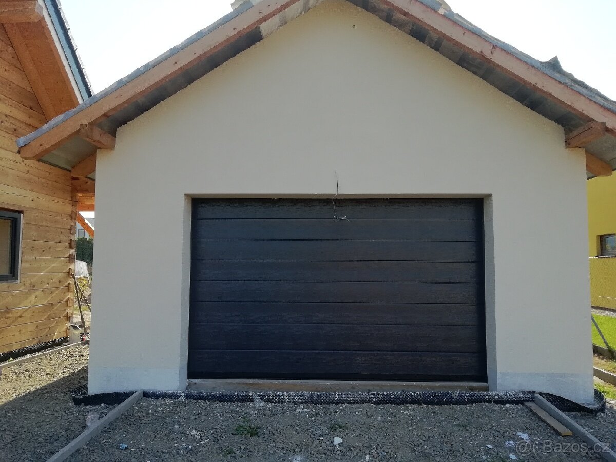 Sekční garážová vrata s pohonem