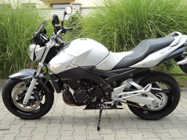 SUZUKI GSR600
