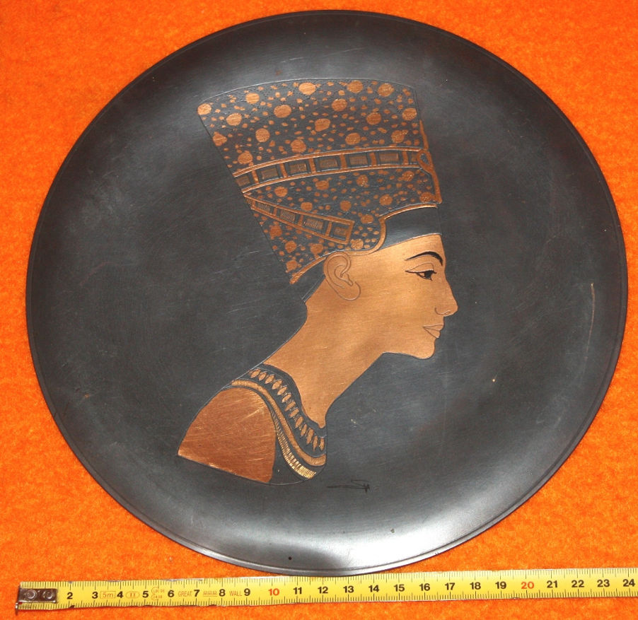 Talíř plechový, motiv Egypt, hlava, signováno, Afrika faraon