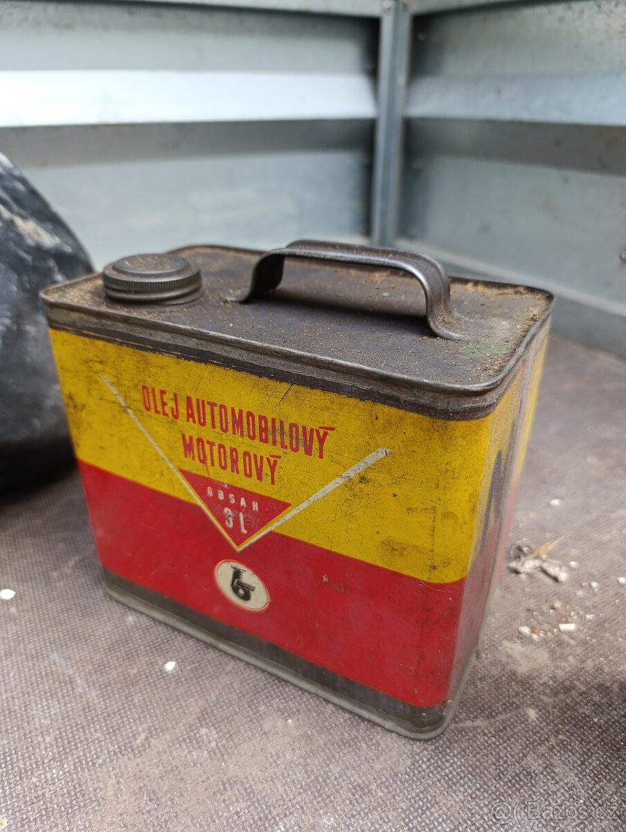 Staré retro plechovky od oleje