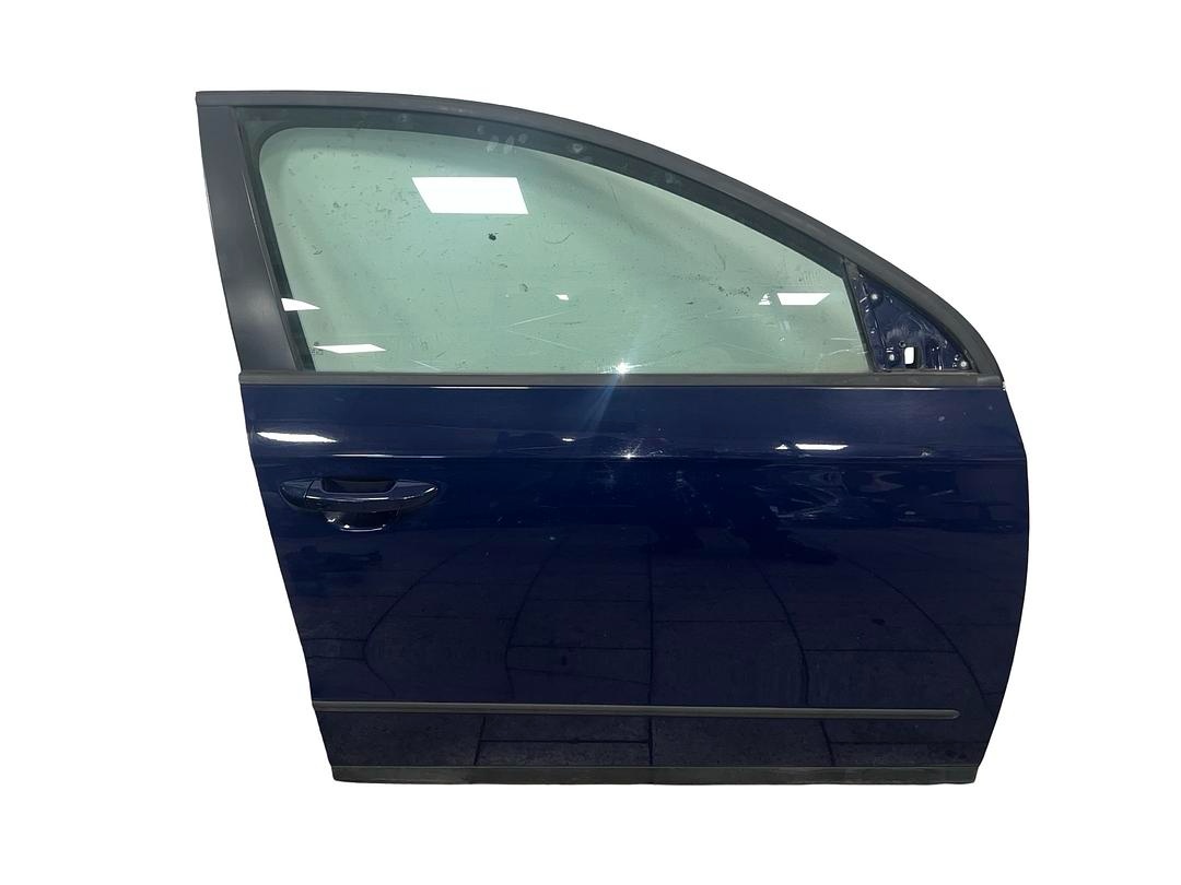 Pravé přední dveře tmavě modrá LA5E VW Passat B6 r.v. 2008