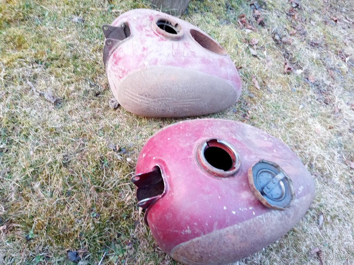 Jawa, nádrže