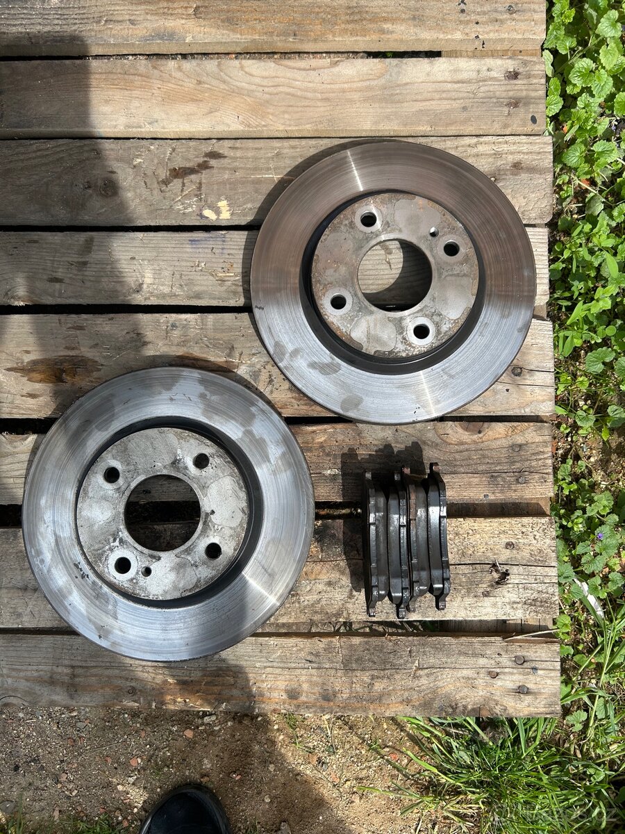 Brzdové kotouče + destičky TRW pro Ford Fiesta mk7