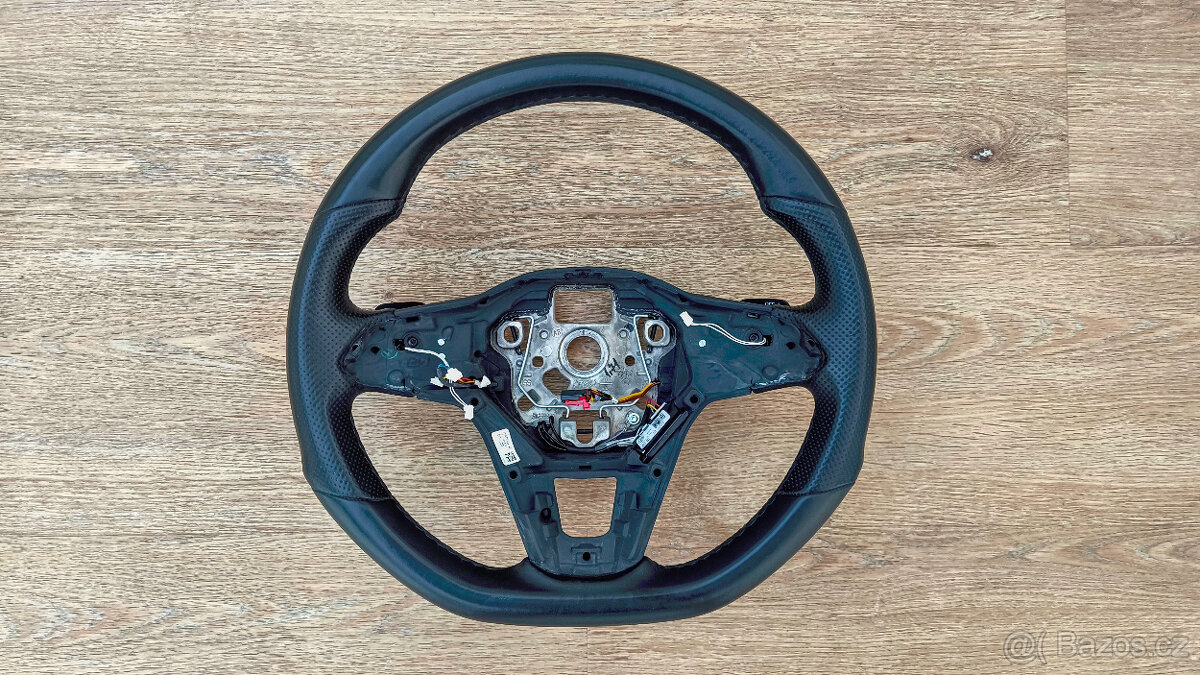 Zkosený vyhřívaný volant s DSG pádly na VW Volkswagen