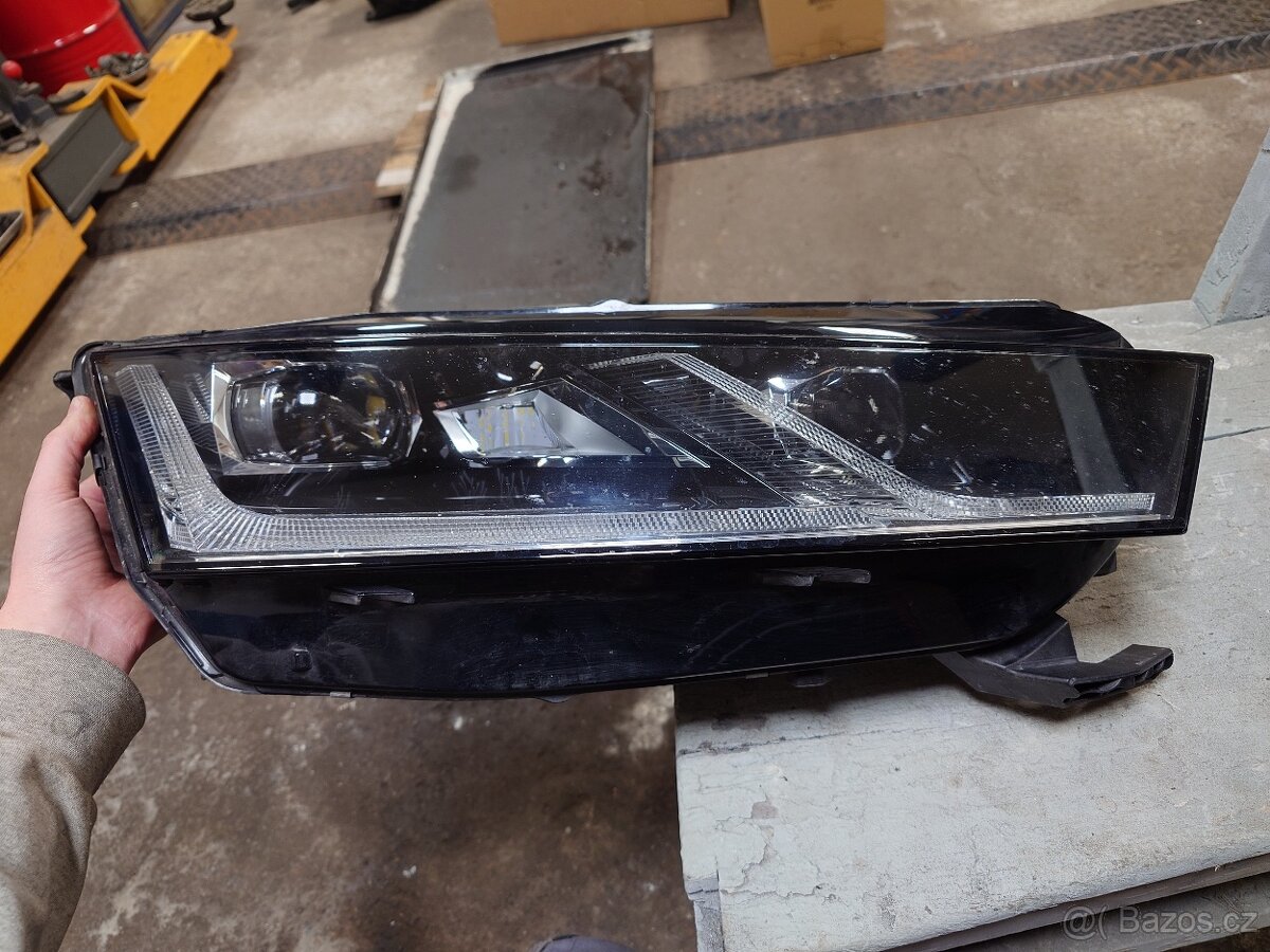 Pravý full led Škoda Octavia IV.
