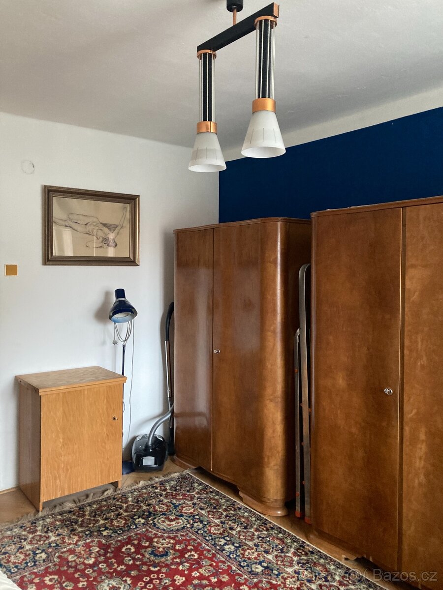 starožitná šatní skříň z 50 let