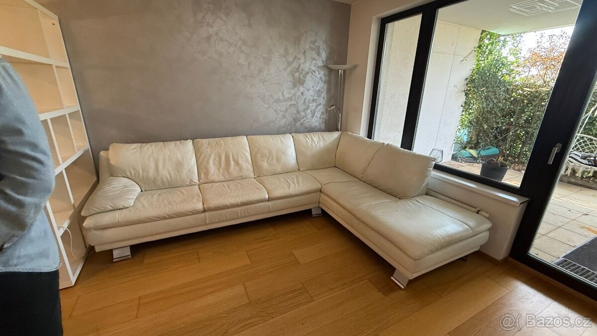 Bily rohovy gauc z kuze