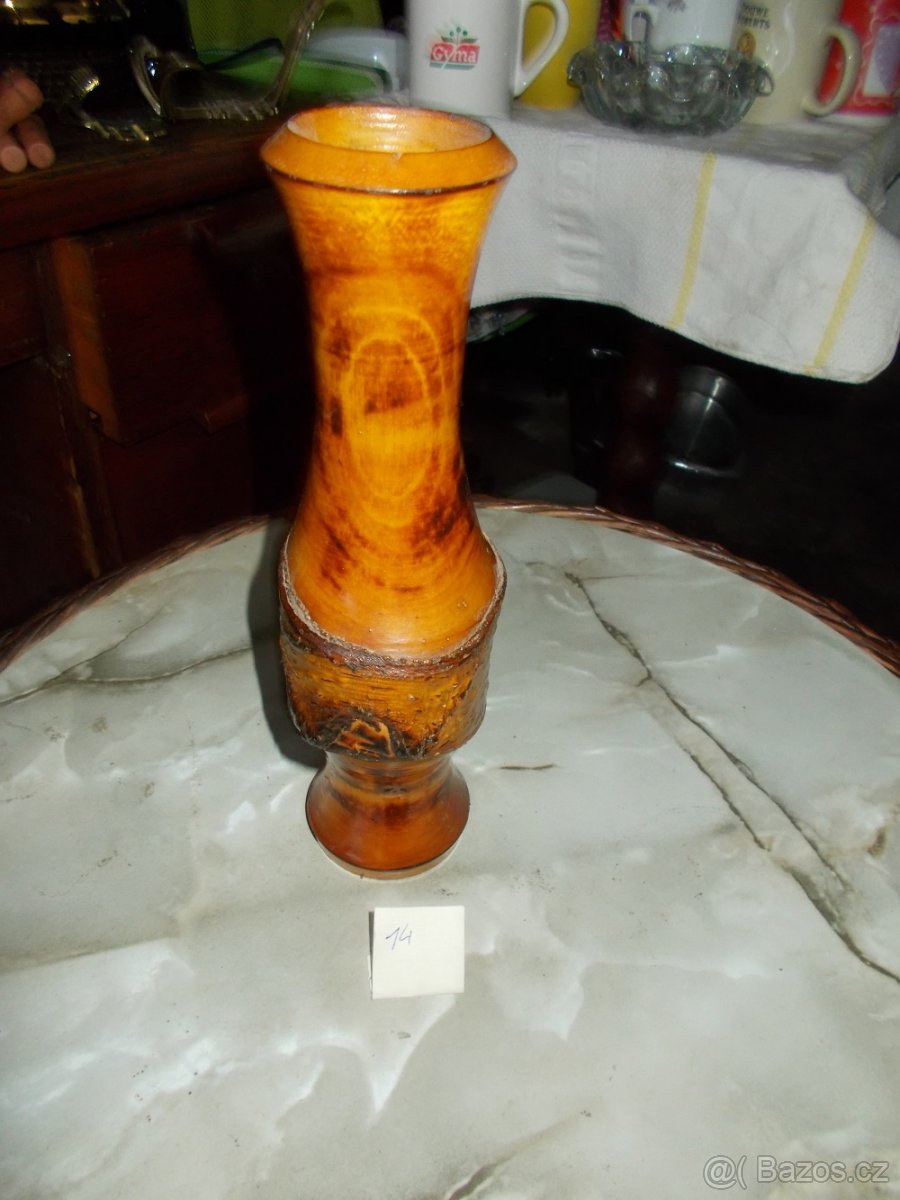 Vázička dřevěná