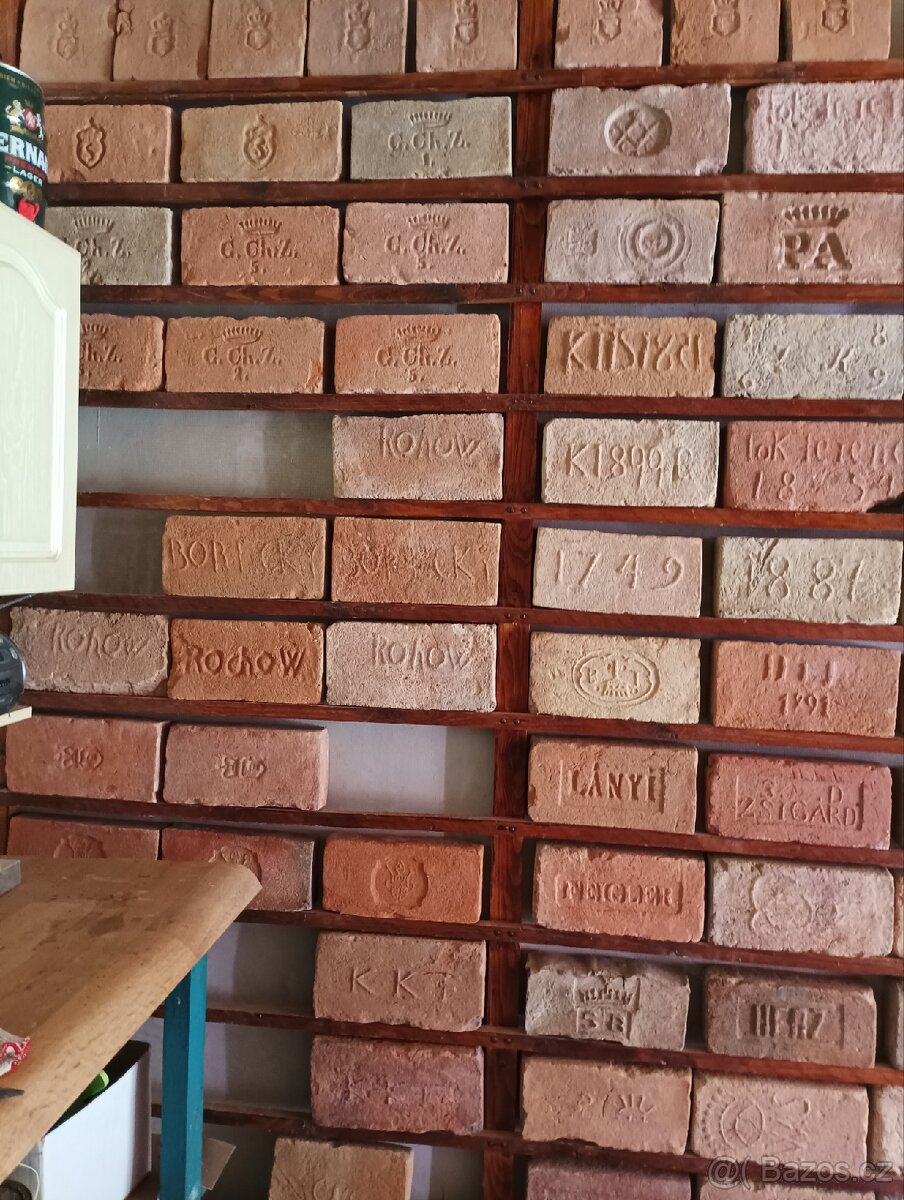 Prodám staré cihly s různými kolky