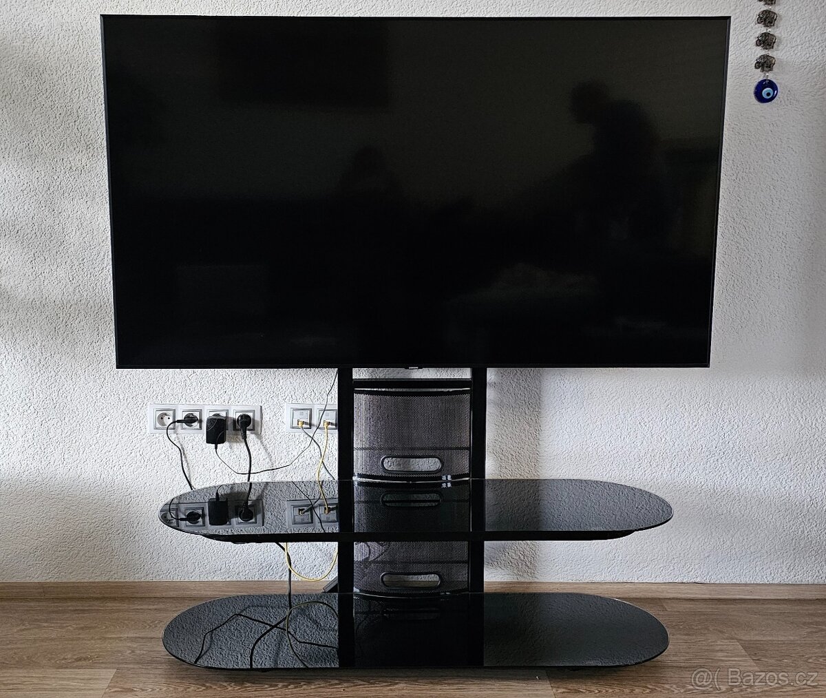 Televizní stolek, držák na televizi.