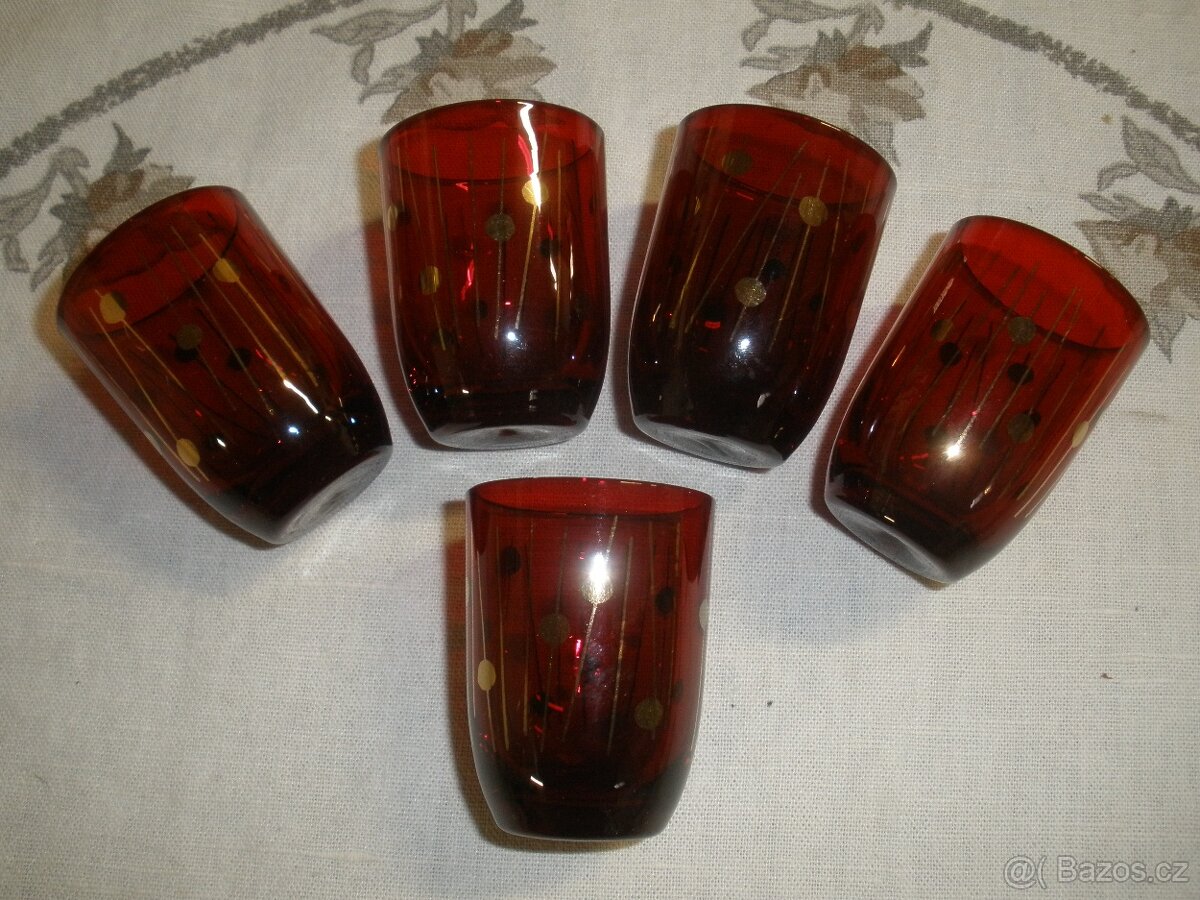 Staré štamprle /červené sklo