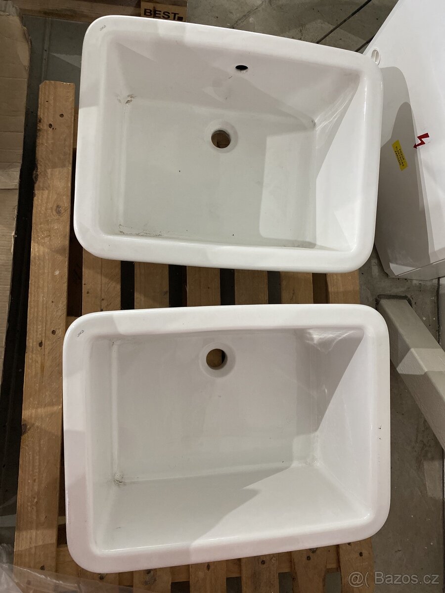 Umyvadla, nerezová revizní dvířka