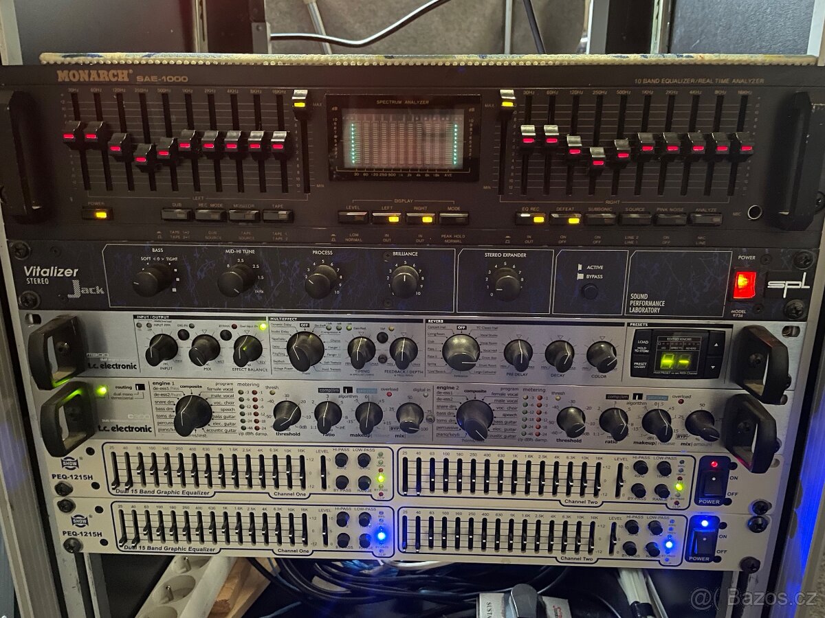 Prodám profi efektový rack s několika přístroji