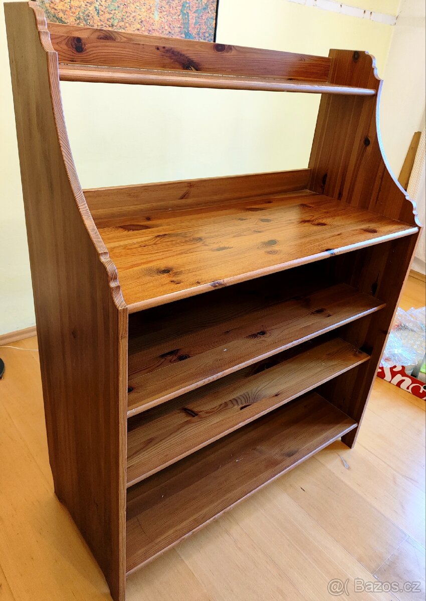 Dřevěný regál