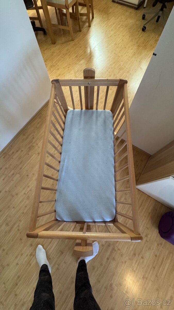 Postýlka/kolébka na kolečkách