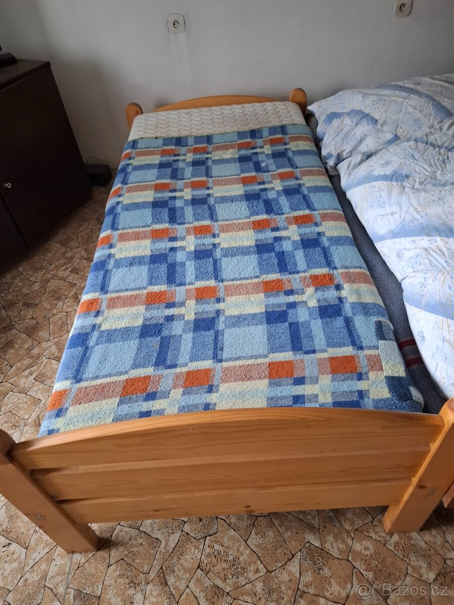 Prodám postel z masivu