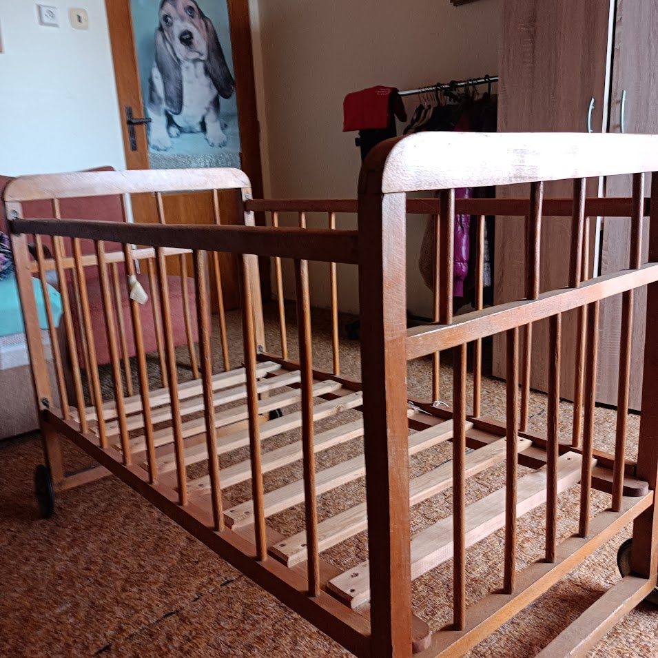 Dětská dřevěná postýlka