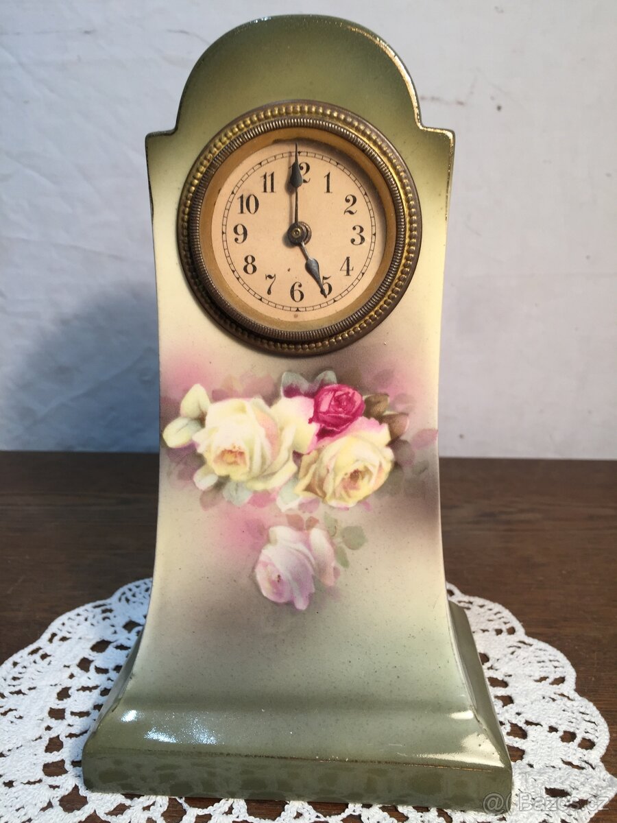 Keramické nebo porcelánové hodiny