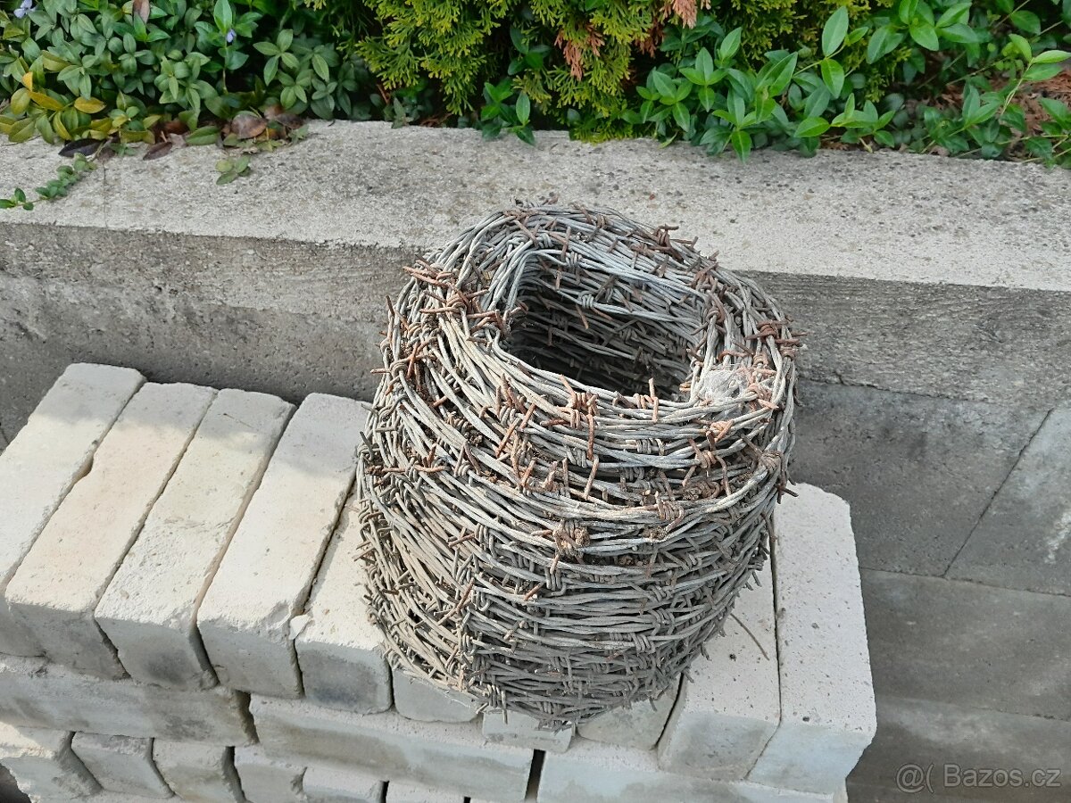 Ostnatý drát.