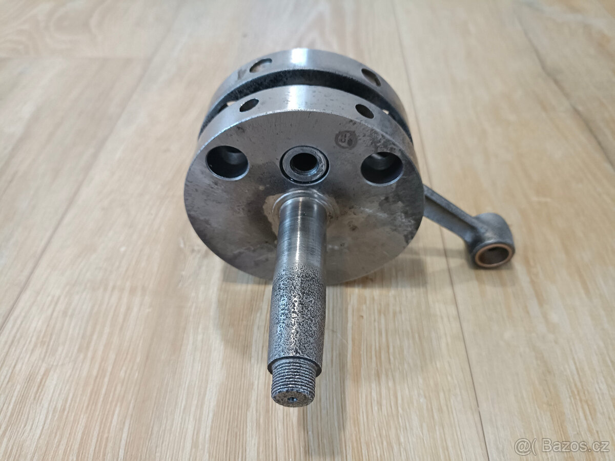 Levá polovina klikového hřídele na soutěžní čz scott 125 ccm