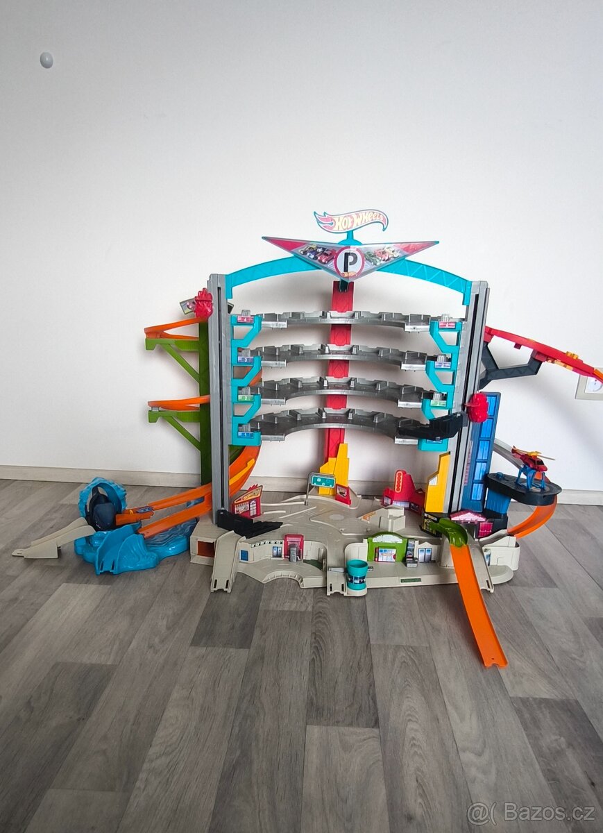 Hot Wheels Ultimátní mega garáž žralok