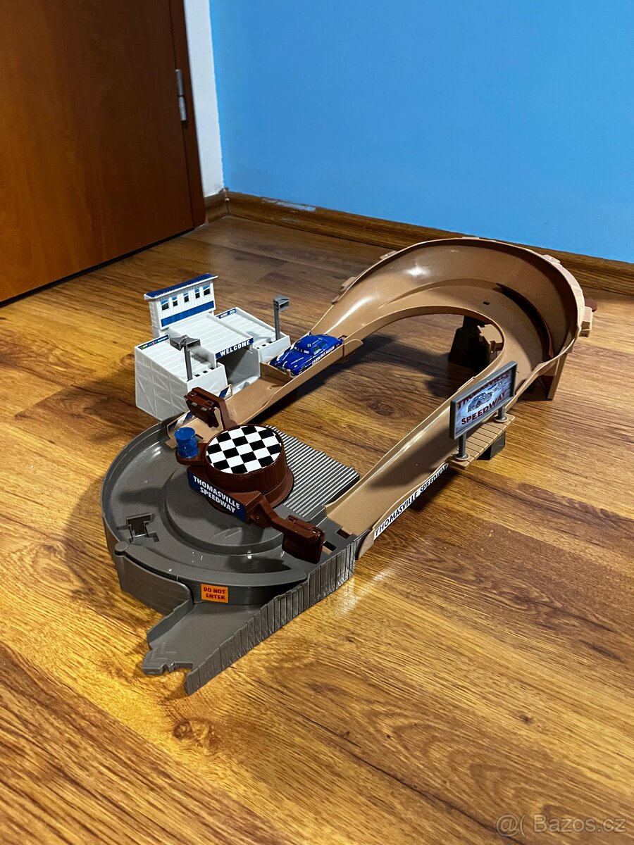 Cars 3 Pixar- závodní okruh