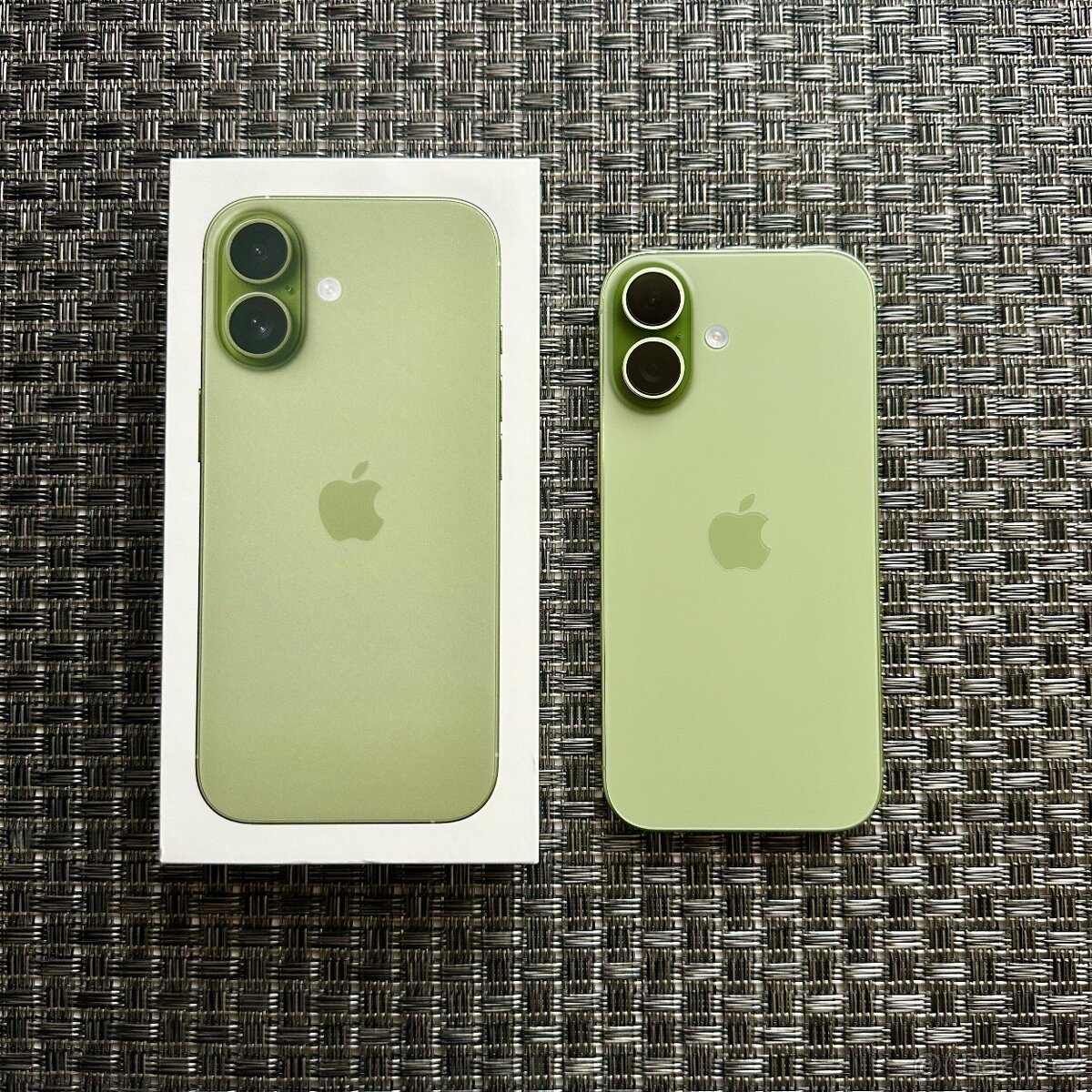 Apple iPhone 17 256GB šalvějově zelený
