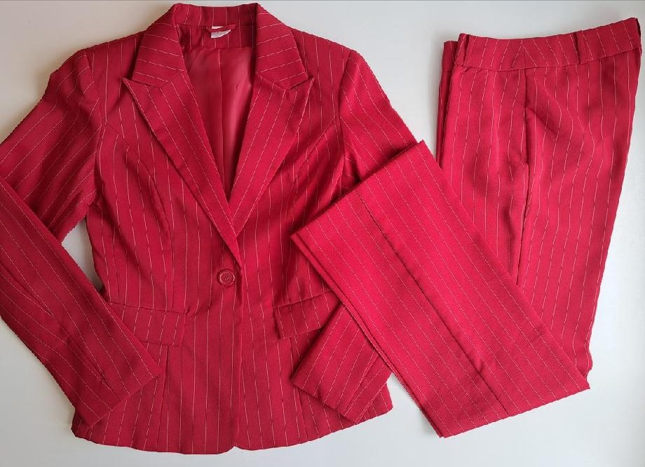 nový, červený kalhotový kostým s pruhy, vel. 38