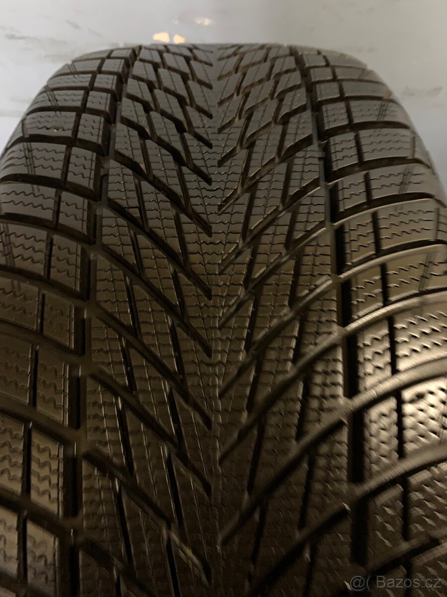 Zimní pneumatiky 235/40/19 96V Goodyear UGP 3