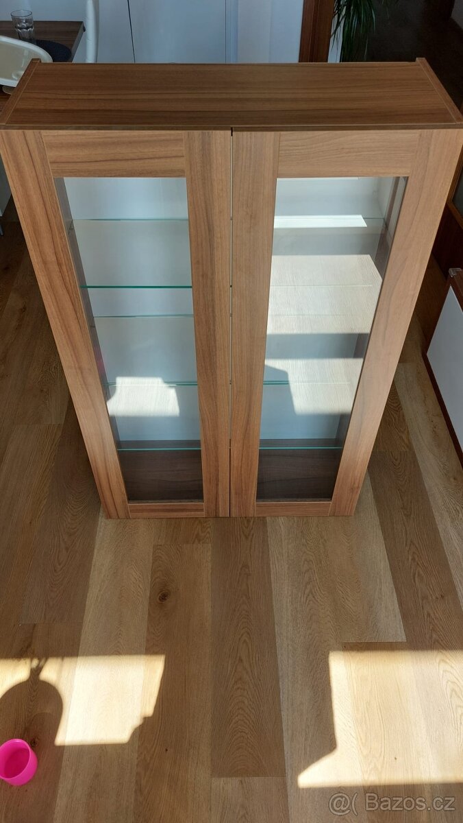 Hnědá prosklená závěsná skříň na zeď