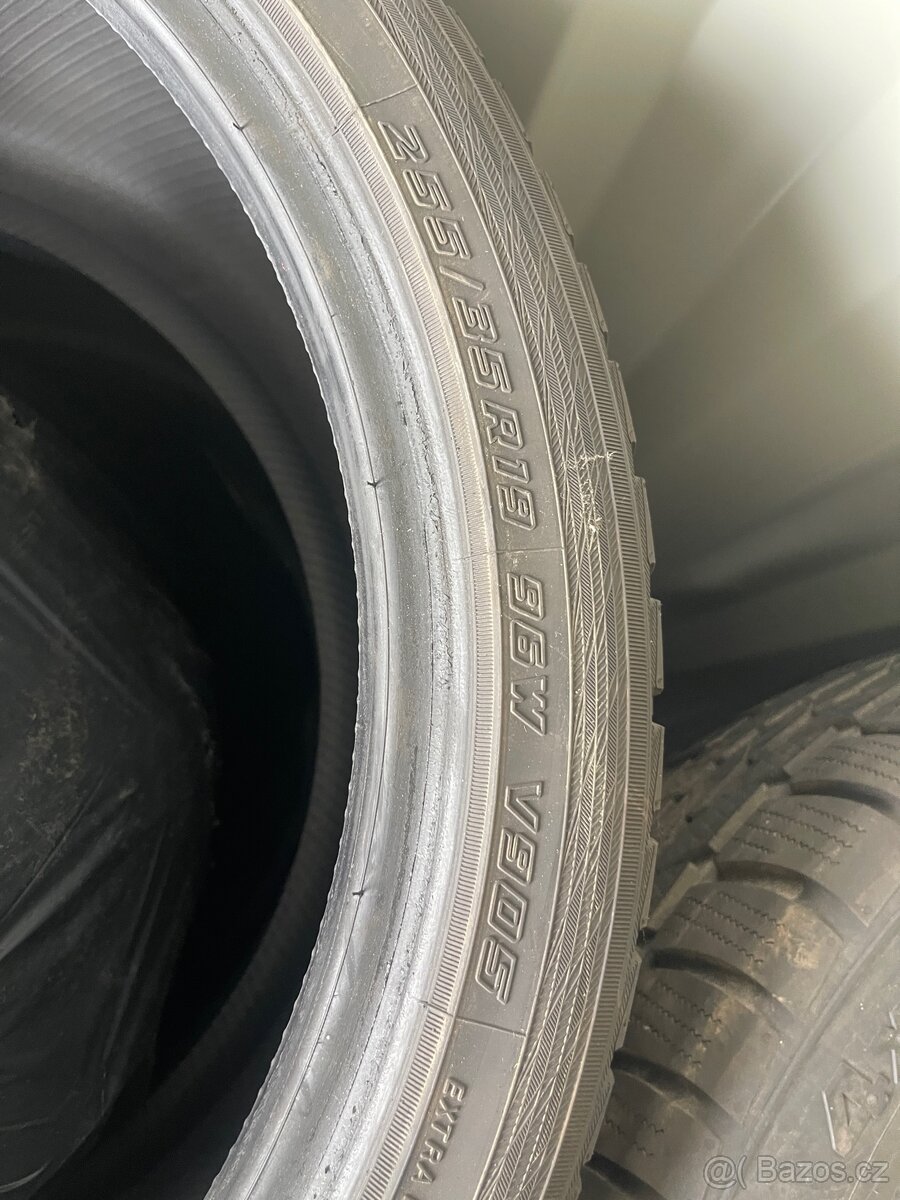 Prodam sezonu jetá zimni pneu na Mercedes C43 AMG.