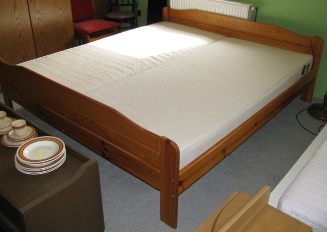 Dřevěná postel s rošty a matracemi