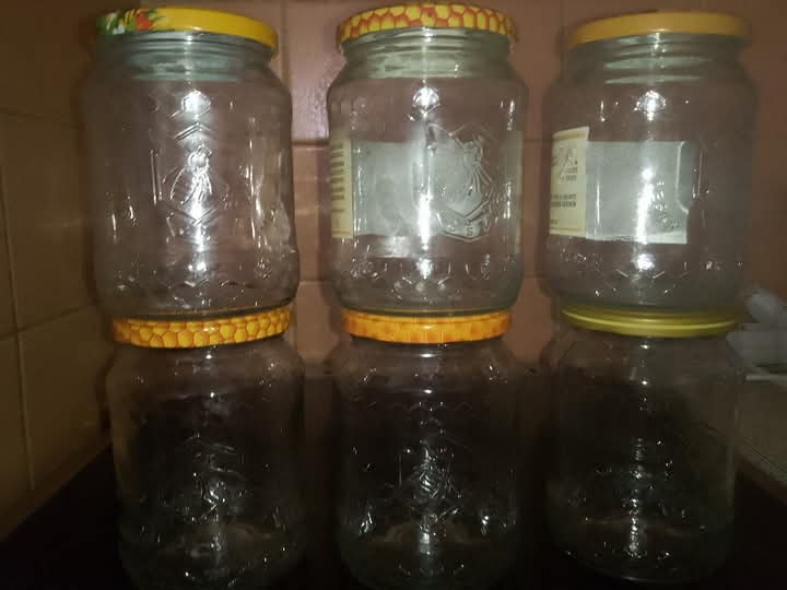 Sklenice se značkou včely 306 kusů.