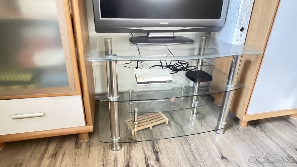 tv stolek skleněný