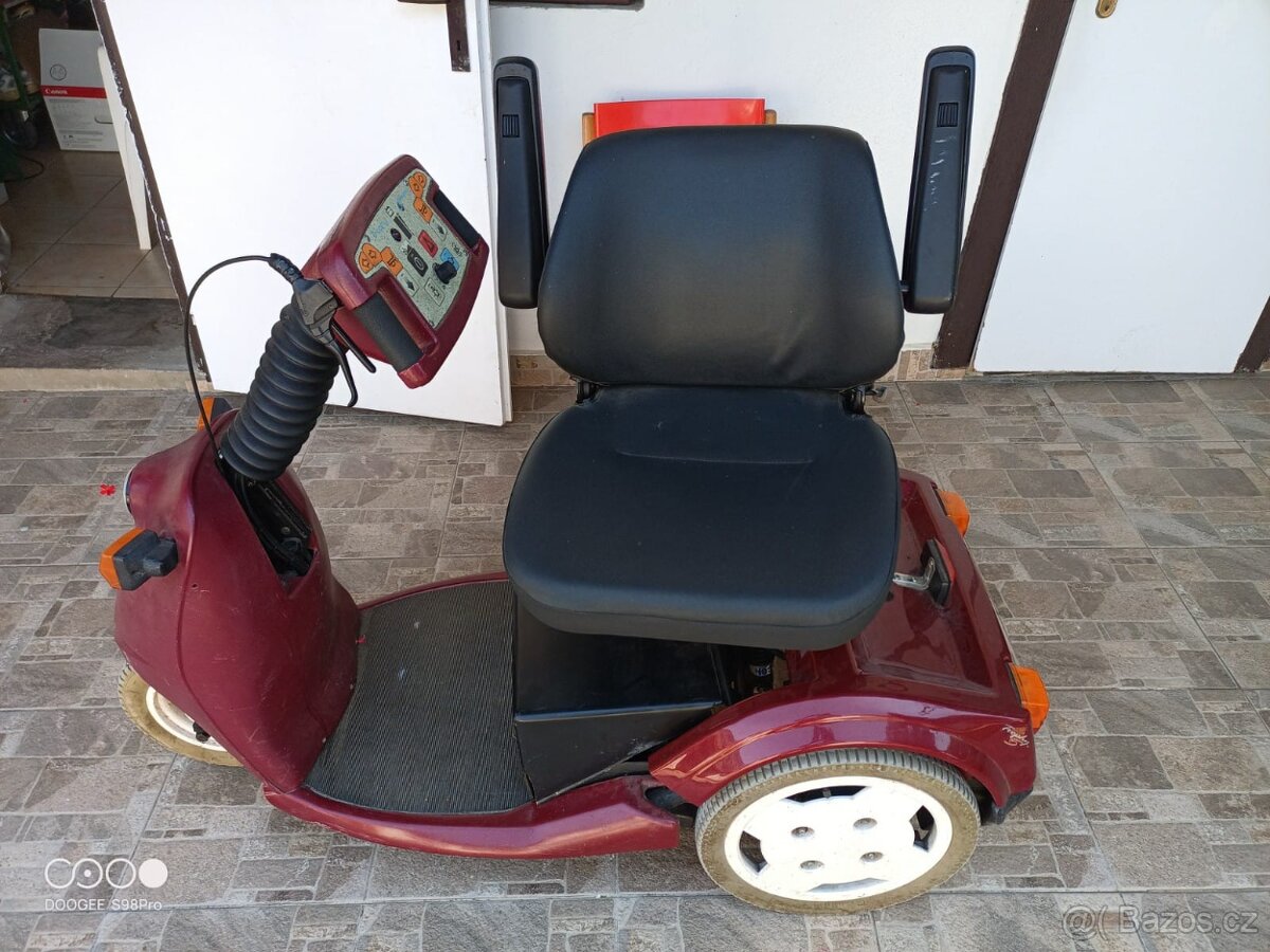 Tříkolový elektrický skútr pro seniory