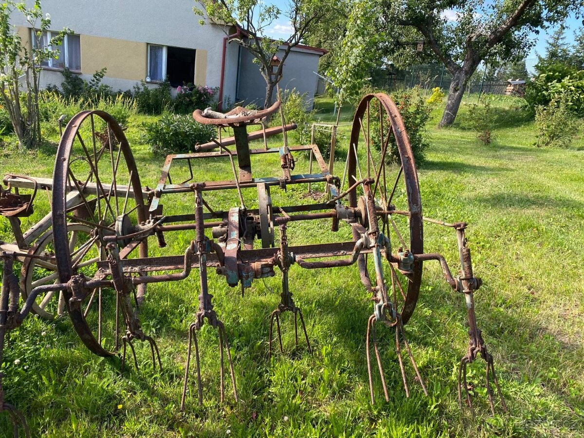 Sada historických zemědělských strojů