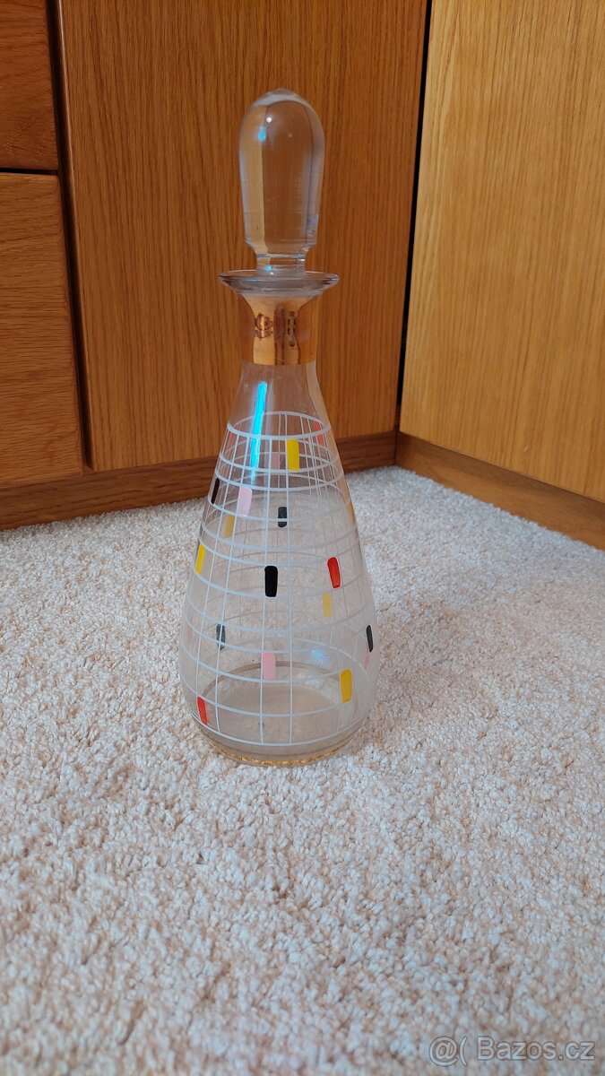 Retro vintage skleněná karafa na lihoviny