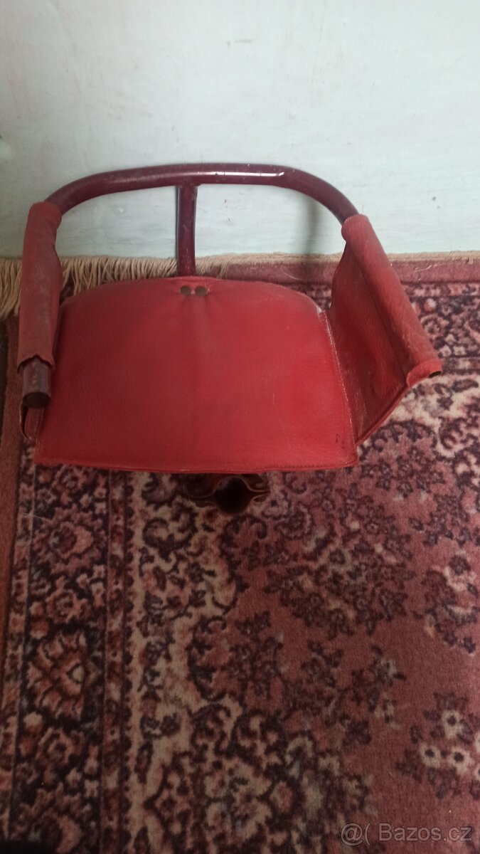 retro dětské červené sedátko na kolo