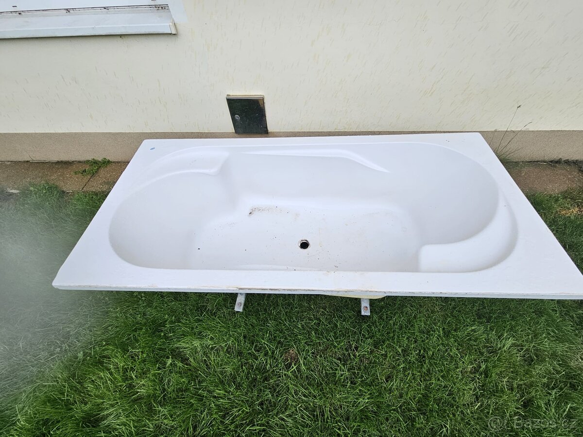 ZA ODVOZ umyvadla, skříňky, vana a záchodová mísa