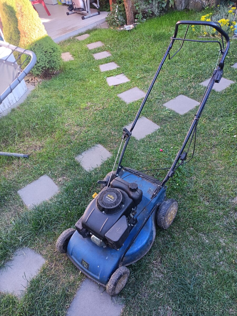 Benzínová sekačka s pojezdem