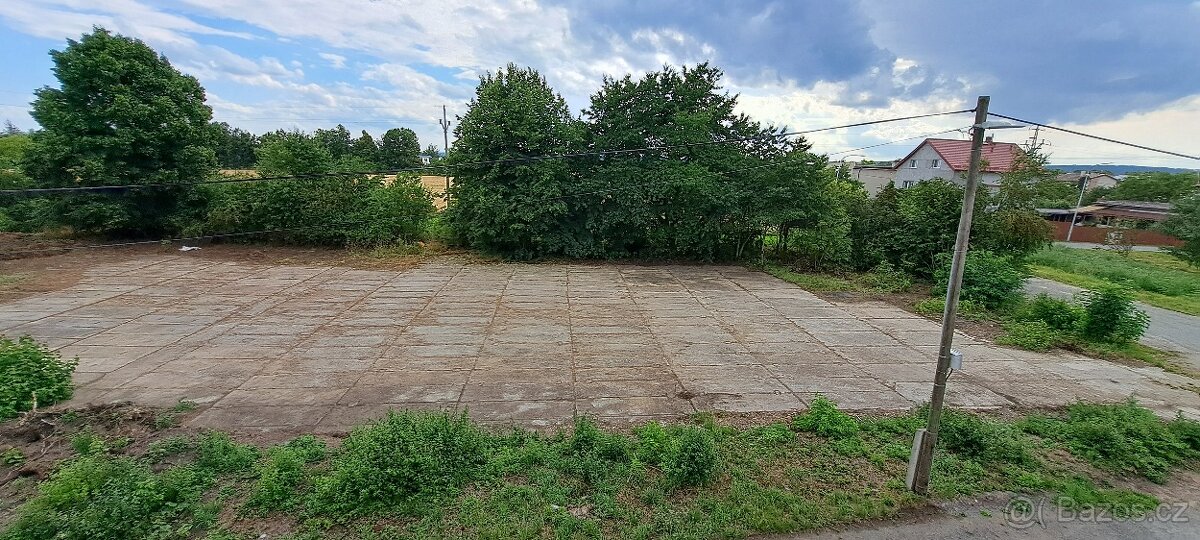zpevněná panelová plocha